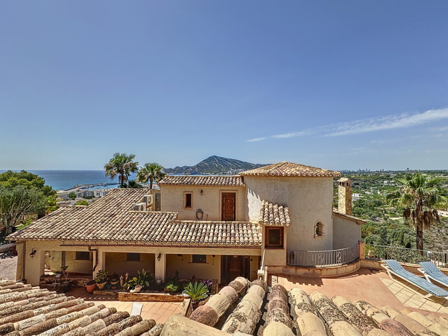 SPECTACULAR VILLA FOR SALE NEAR THE OLD TOWN OF ALTEA