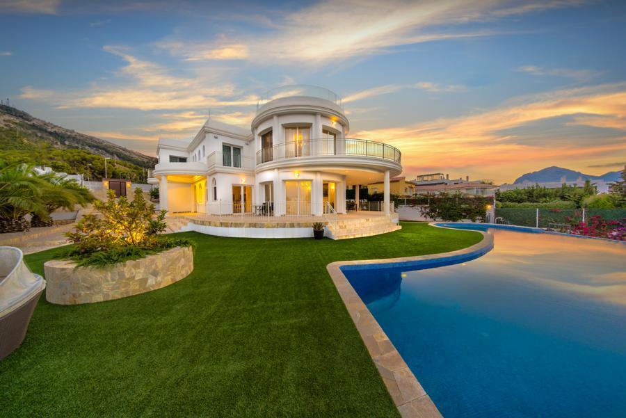 Exklusive Villa zum Verkauf mit Meer- und Bergblick in Albir